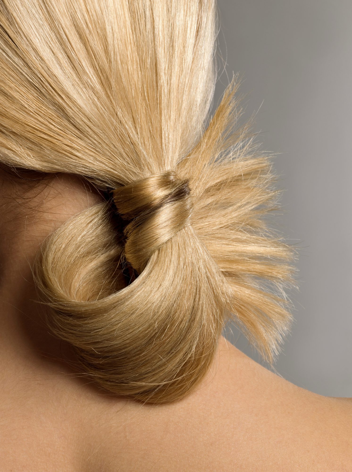 Moño bajo de cabello rubio visto desde atrás