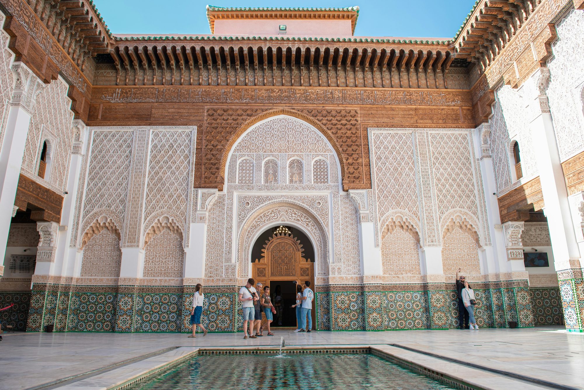 Patio de la madrasa Ben Youssef en Marrakech con su estanque y arcos decorados