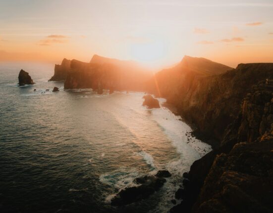 Acantilados de Madeira sobre el Atlántico al atardecer