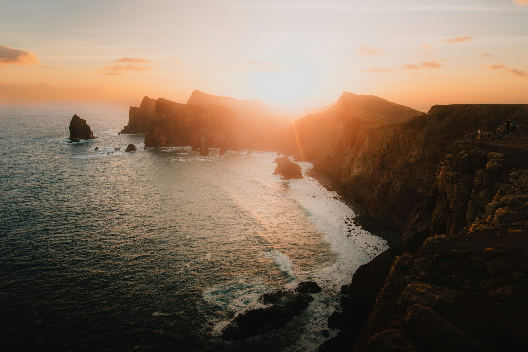 Acantilados de Madeira sobre el Atlántico al atardecer