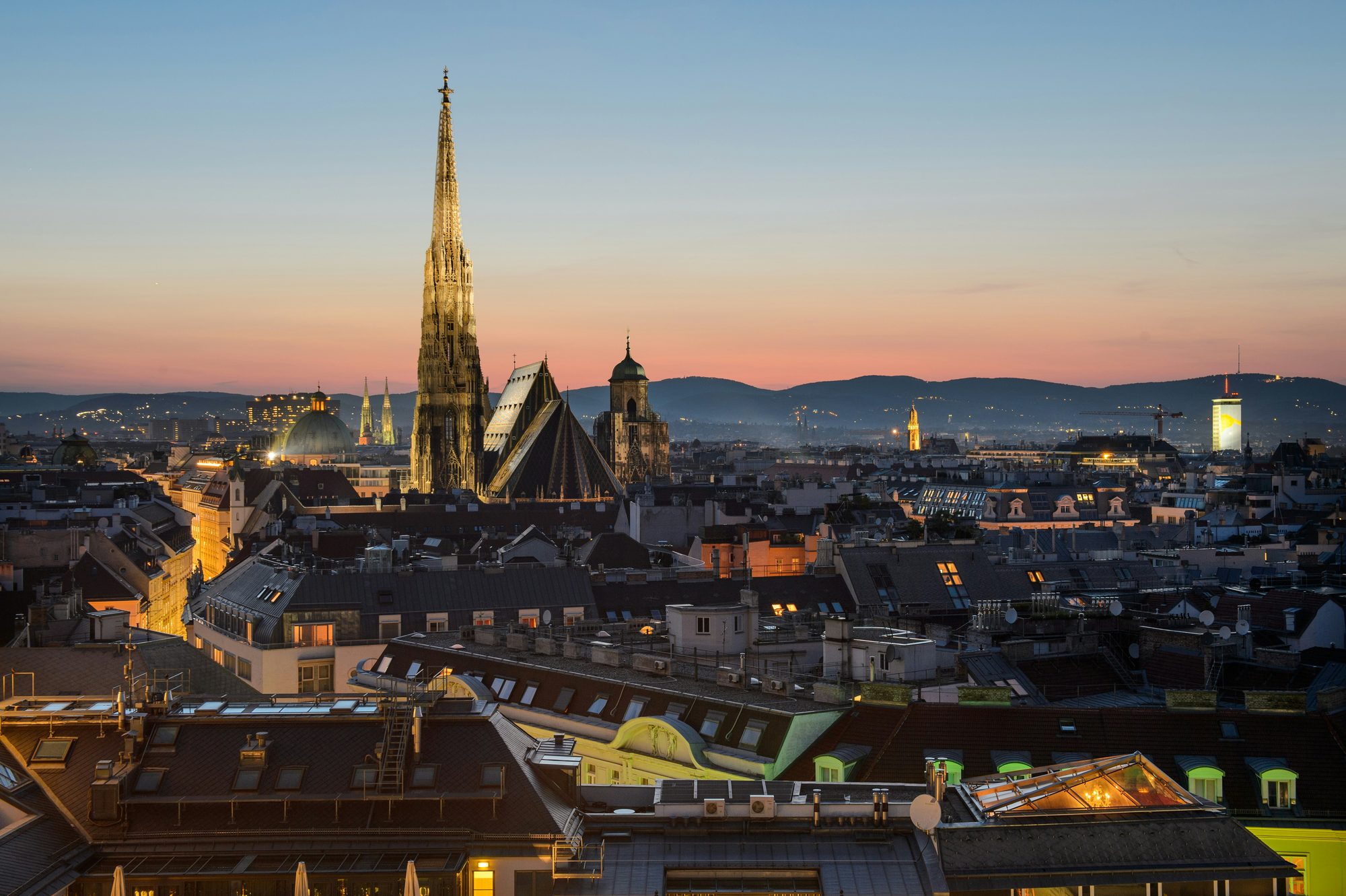 Vista de los tejados de Viena con la catedral de San Esteban al anochecer