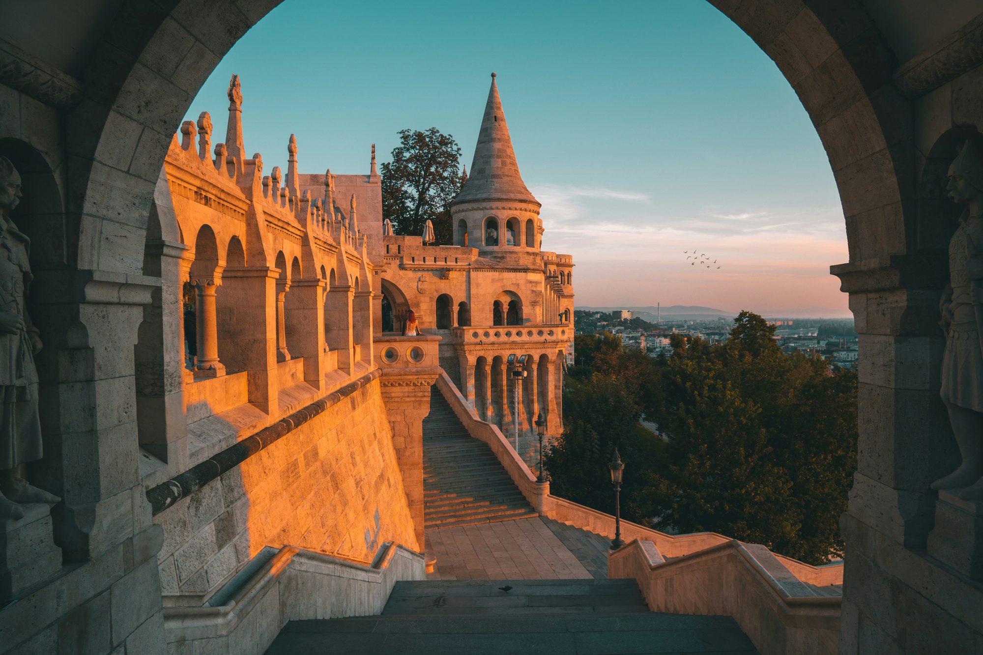 El Bastión de los Pescadores de Budapest visto a través de un arco