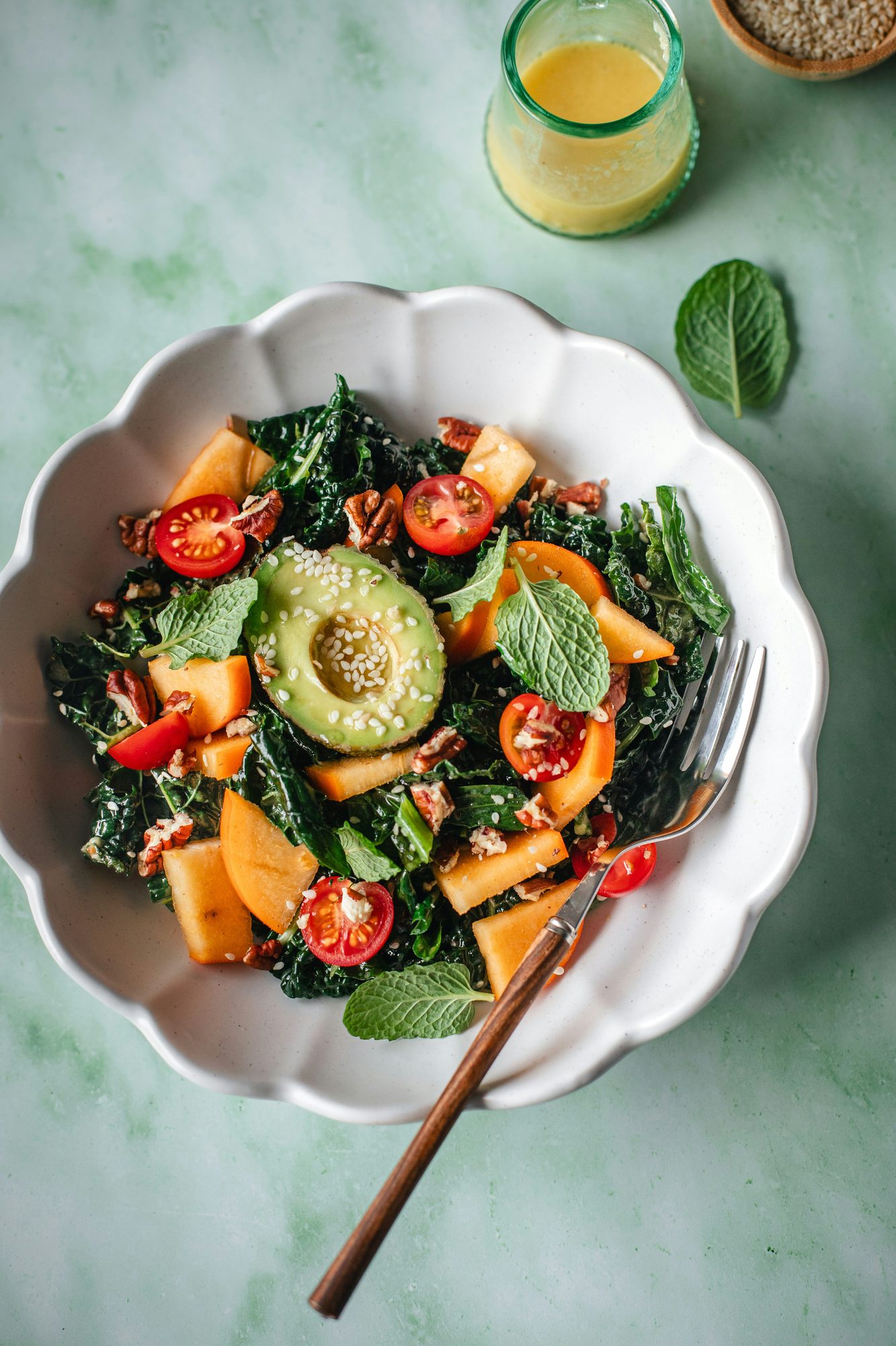 Ensalada de hojas verdes con aguacate, tomate y melón