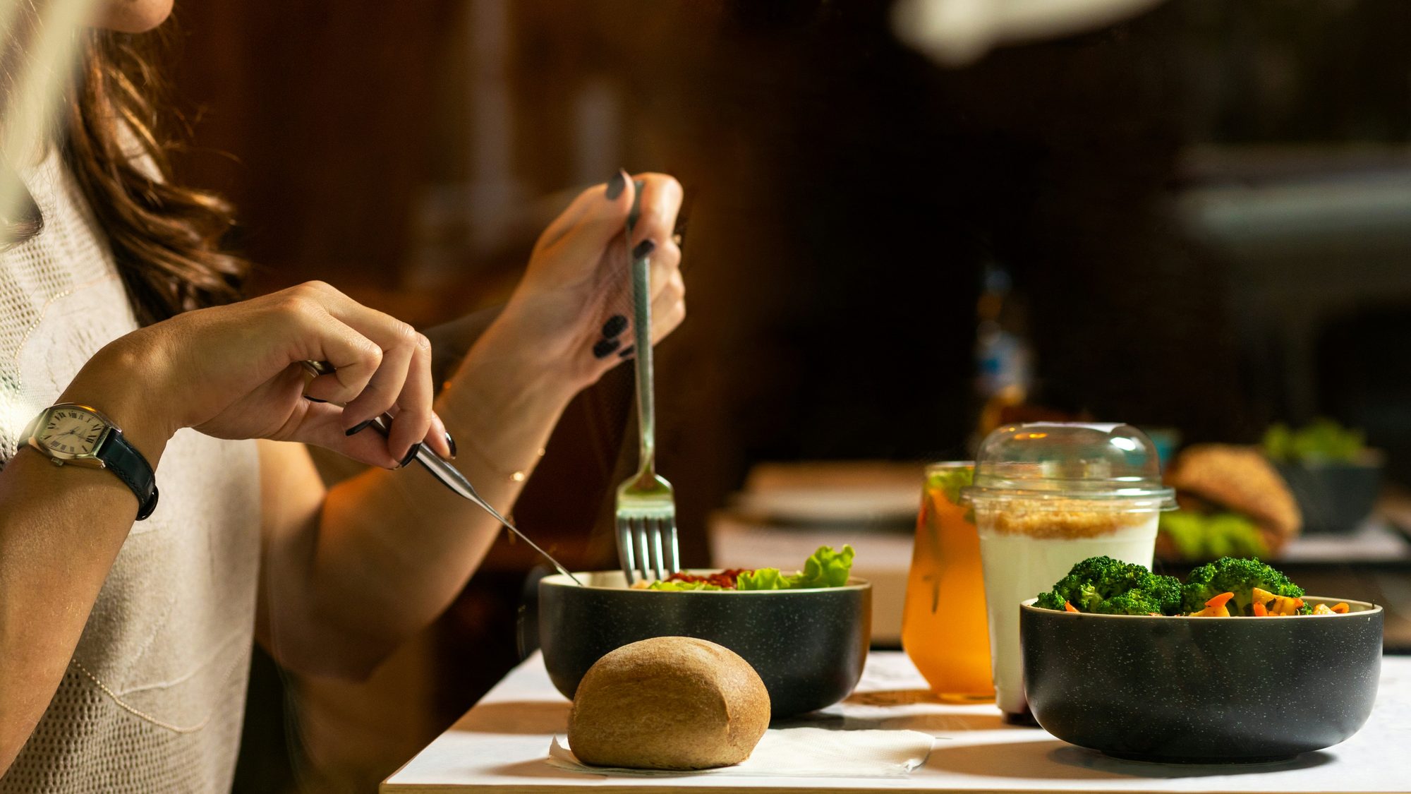 Persona comiendo un bowl de verduras en una mesa