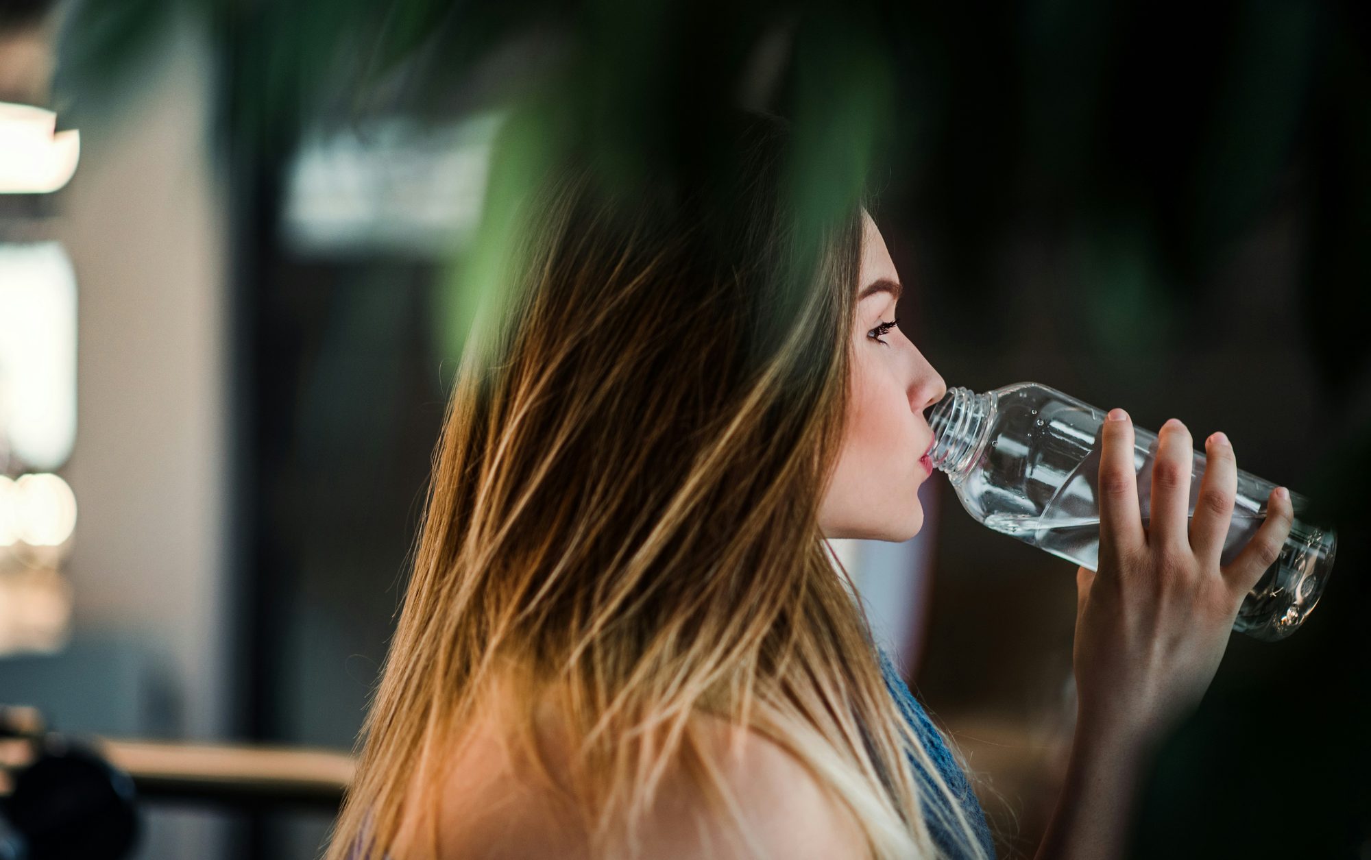 Mujer bebiendo agua de una botella