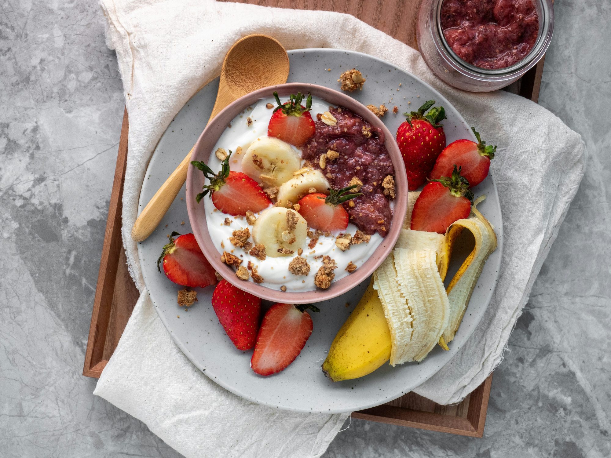 Bowl de yogur con fresas, plátano y granola