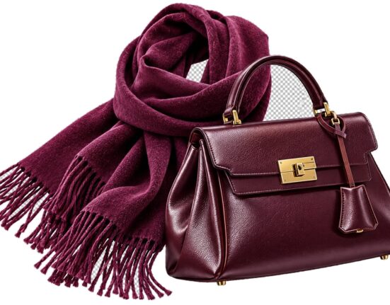 Bufanda con flecos y bolso de piel en color berenjena