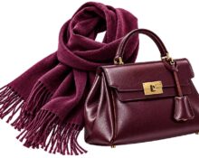 Bufanda con flecos y bolso de piel en color berenjena